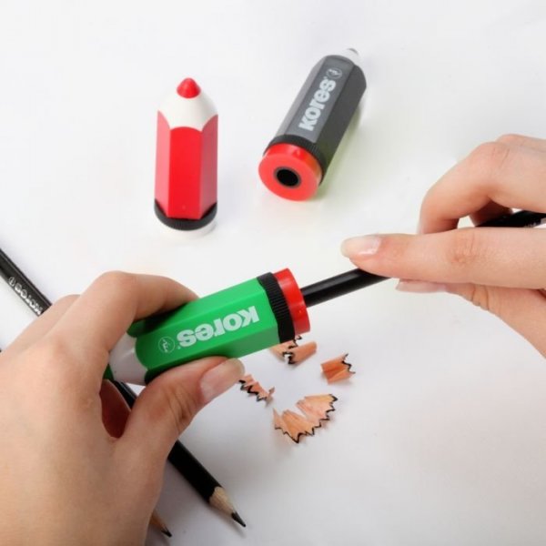 KOLORITOS, jednoduché plastové ořezávátko ve tvaru tužky se zásobníkem, barevný mix