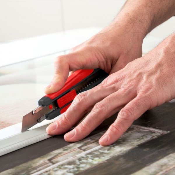 Odlamovací nůž KCS 18 mm, kovová kolejnice, soft grip úchop šedo - červený