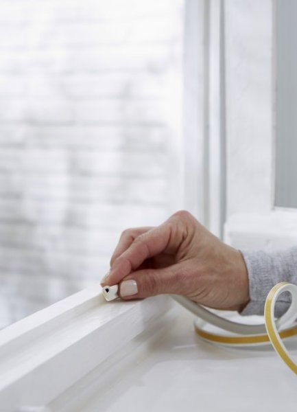 tesa® IZOLAČNÍ Samolepicí gumové těsnění – profil P, bílá, 6m